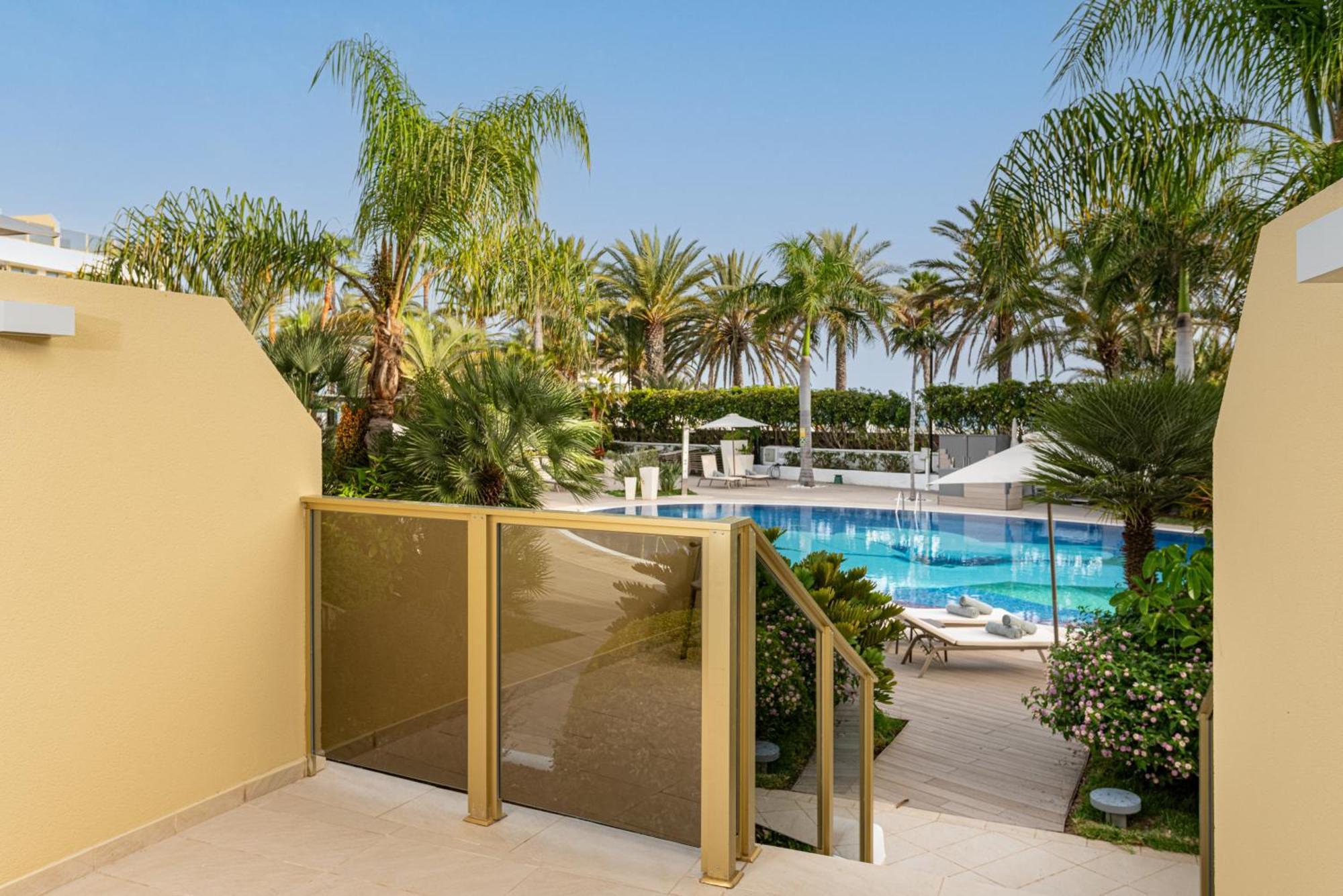 Superior Double Room direct access to the Pool