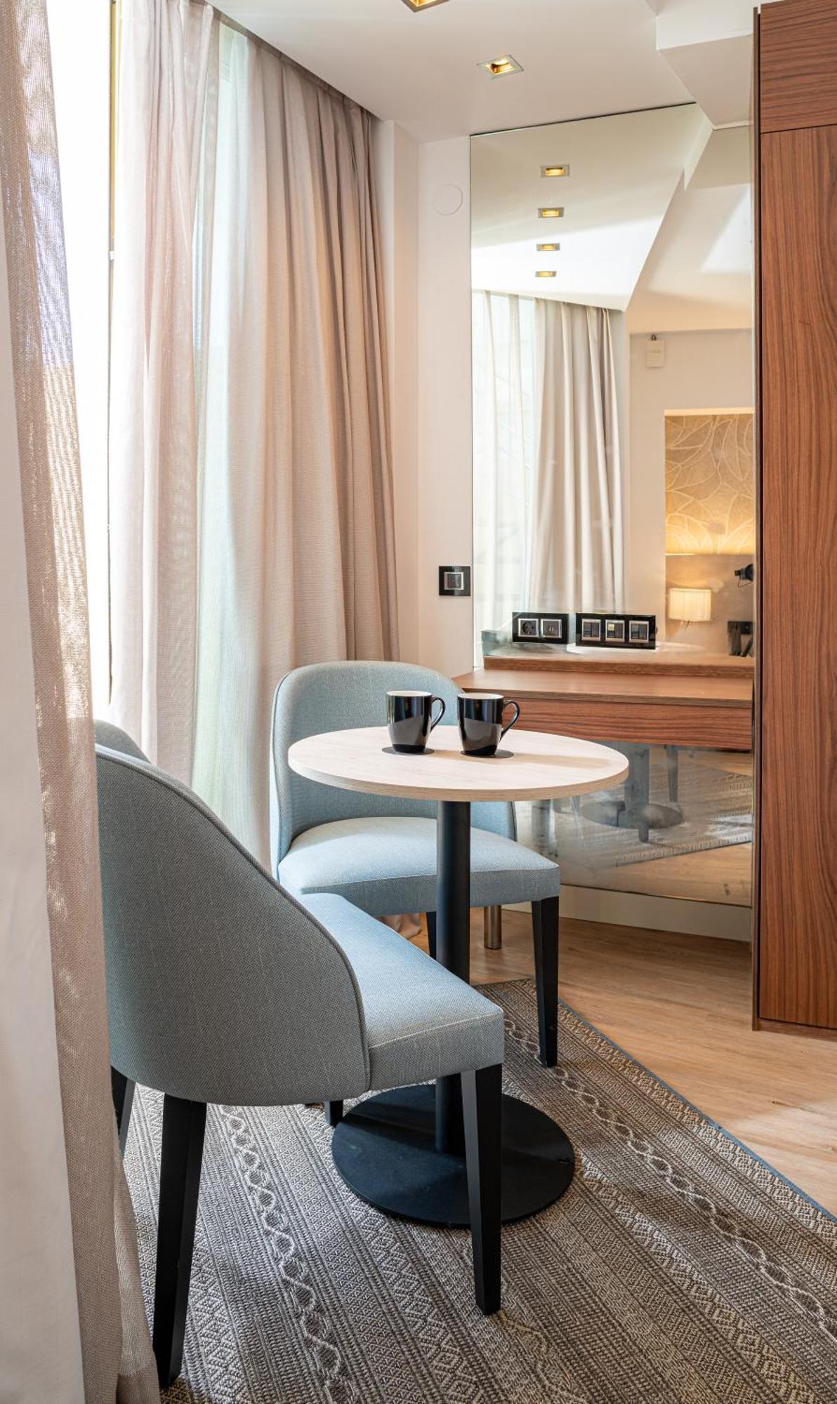 Superior Double Room direct access to the Pool