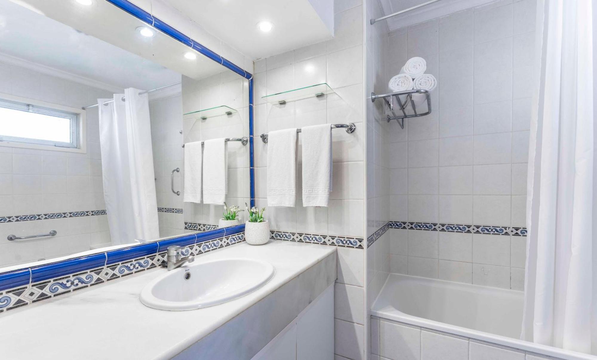 One-Bedroom Apartment Sea View